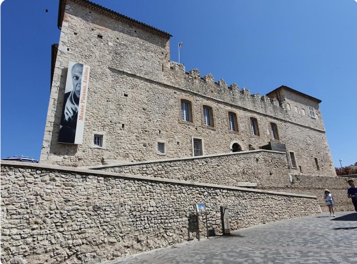 Vue Mer Et Remparts. Entre Vieille Ville Et Plages Antibes Exterior photo